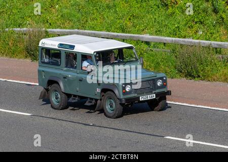 2008 (08-tlg.) grün weiß LWB Land Rover Defender 110 Kombi; Fahrzeuge mit bewegtem Verkehr, 4x4-Fahrzeuge, die Fahrzeuge auf britischen Straßen fahren, Motoren, Fahren auf dem Autobahnnetz der Autobahn M6. Stockfoto