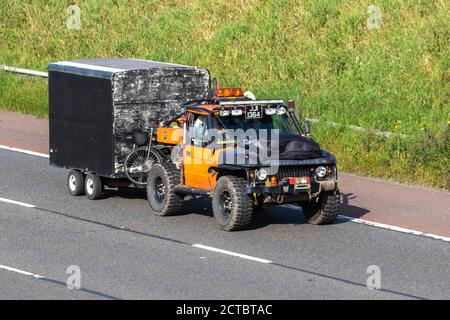 1972 70er Jahre orange schwarz Range Rover Bushcables Strange Land Rover, 4x4 Schleppen alter 2-achsiger Anhänger; Custom Headturner, seltener Lifestyle, modifiziert, Personalisierung, Ungewöhnliche personalisierte Motoren, Modding, maßgeschneiderte, maßgeschneiderte, maßgeschneiderte Fertigung, Headturners uk, Fahrzeuggrafiken, Beschilderung, Freizeitfahrzeug, Großbritannien Stockfoto