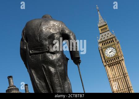 Sir Winston Churchill Statue am Parliament Square und Elizabeth Tower, mit Big Ben, dem Palace of Westminster, London, England. Stockfoto