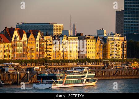 Skyline von Düsseldorf am Rhein, Oberkassler Brücke, Altstadt, Uferpromenade, Düsseldorf, NRW, Deutschland, Stockfoto