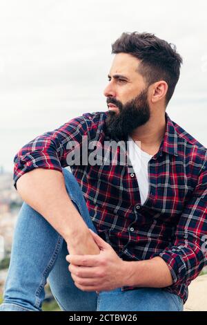 Vertikales Profilporträt eines schönen bärtigen Mannes, Konzept von Schönheit und Männlichkeit, Kopierraum für Text Stockfoto