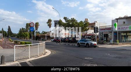 Protaras, Zypern - 6. Okt. 2019. Die Gesamtansicht einer Cavo Grecko Avenue Stockfoto