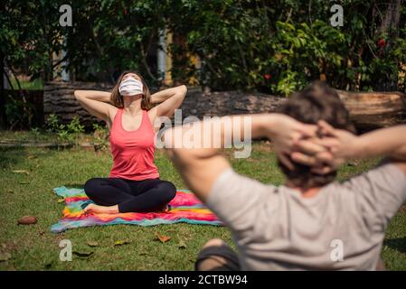 Frau trägt Maske auf einem Fitness-Kurs im Freien Stockfoto