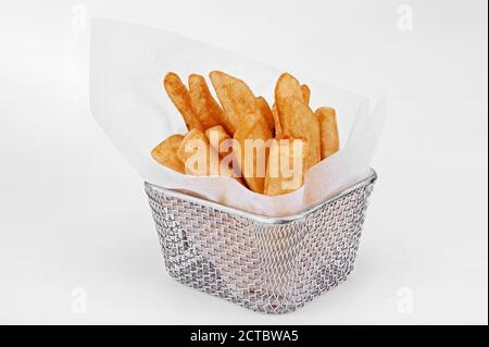 Haufen von leckeren vegetarischen Pommes frites in Papier verpackt In Metallbehälter isoliert auf weißem Hintergrund Stockfoto