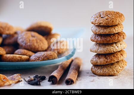 Gebackene traditionelle, saisonale runde Ingwerkekse mit Nelken und Zimt Aroma auf dem Teller und im Stapel Stockfoto