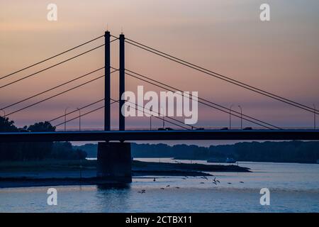 Skyline von Düsseldorf am Rhein, Theodor-Heuss-Brücke, Sonnenuntergang, Düsseldorf, NRW, Deutschland, Stockfoto