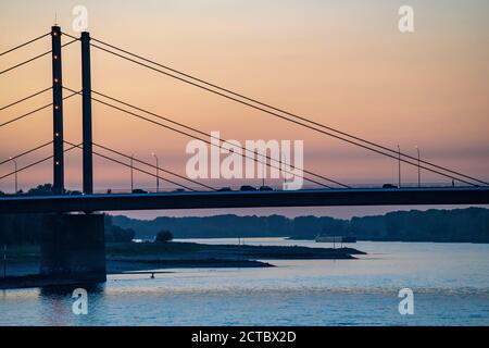 Skyline von Düsseldorf am Rhein, Theodor-Heuss-Brücke, Sonnenuntergang, Düsseldorf, NRW, Deutschland, Stockfoto