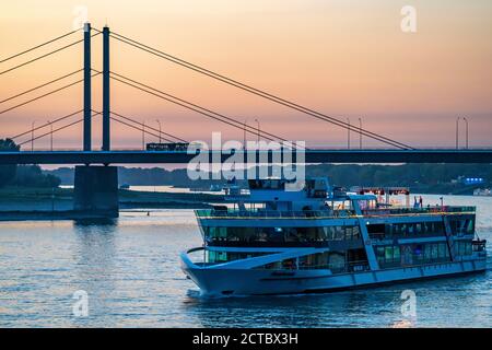 Skyline von Düsseldorf am Rhein, Theodor-Heuss-Brücke, Sonnenuntergang, Düsseldorf, NRW, Deutschland, Stockfoto