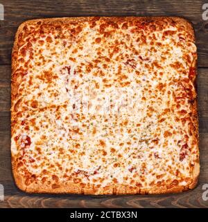 Große Portion der traditionellen frisch zubereiteten italienischen Küche Pizza margarita mit Käse, Olivenöl und Tomatenscheiben auf Holzhintergrund Stockfoto