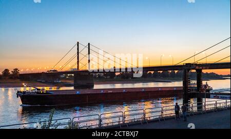 Skyline von Düsseldorf am Rhein, Theodor-Heuss-Brücke, Sonnenuntergang, Düsseldorf, NRW, Deutschland, Stockfoto