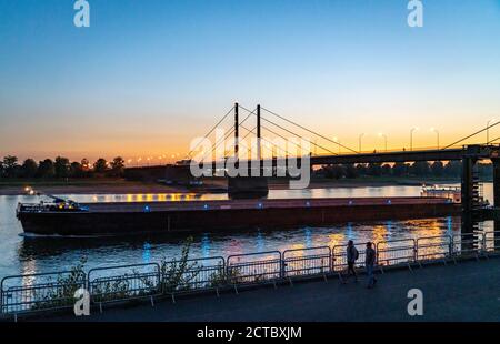 Skyline von Düsseldorf am Rhein, Theodor-Heuss-Brücke, Sonnenuntergang, Düsseldorf, NRW, Deutschland, Stockfoto