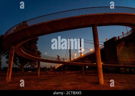 Skyline von Düsseldorf am Rhein, Theodor-Heuss-Brücke, Sonnenuntergang, Rampe für Fußgänger und Radfahrer, Düsseldorf, NRW, Deutschland, Stockfoto