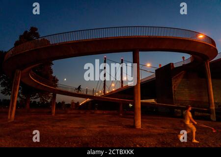 Skyline von Düsseldorf am Rhein, Theodor-Heuss-Brücke, Sonnenuntergang, Rampe für Fußgänger und Radfahrer, Düsseldorf, NRW, Deutschland, Stockfoto