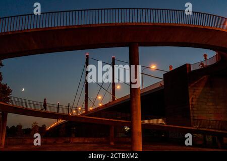 Skyline von Düsseldorf am Rhein, Theodor-Heuss-Brücke, Sonnenuntergang, Rampe für Fußgänger und Radfahrer, Düsseldorf, NRW, Deutschland, Stockfoto