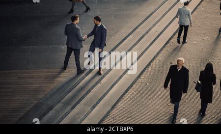 Büroleiter und Geschäftsleute pendeln morgens zur Arbeit oder zu Fuß von Office an einem sonnigen Tag. Fußgänger sind elegant gekleidet. Zwei Stockfoto