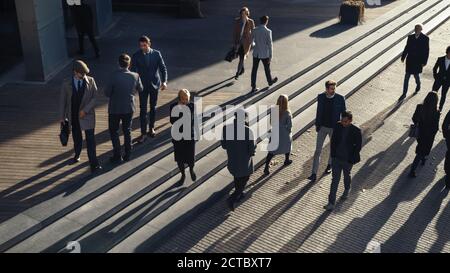 Büroleiter und Geschäftsleute pendeln morgens zur Arbeit oder zu Fuß von Office an einem sonnigen Tag. Fußgänger sind elegant gekleidet. Zwei Stockfoto