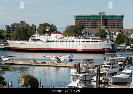 Eine große Passagierfähre legt am Fährhafen Inner Harbour in Victoria, British Columbia, Kanada an. Stockfoto