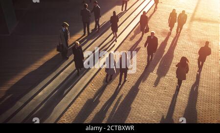 Büroleiter und Geschäftsleute pendeln morgens zur Arbeit oder zu Fuß von Office an einem sonnigen Tag. Fußgänger sind elegant gekleidet. Zwei Stockfoto