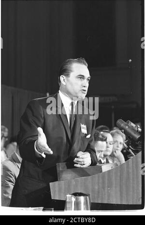 Gouverneur George C. Wallace (1919-1998) aus Alabama spricht vom Podium aus bei der Democratic National Convention, Atlantic City, NJ, 8/1964. (Foto von Warren K Leffler/US News & World Report Magazine Photograph Collection/RBM Vintage Images) Stockfoto