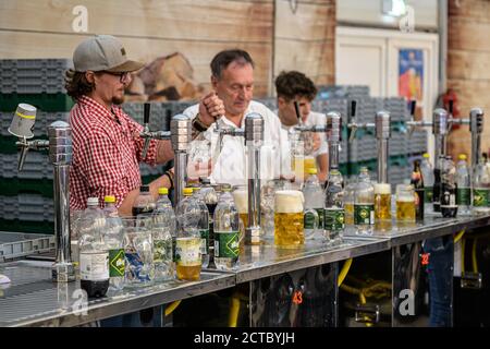 Koblenz Deutschland 27.09.2019 zwei Mann hält Tassen Gläser füllen sie mit Bier während des Oktoberfestes. Stockfoto