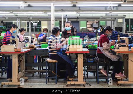 (200922) -- NANNING, 22. September 2020 (Xinhua) -- Mitarbeiter arbeiten in einem Workshop zur Armutsbekämpfung in der Stadt Guiping, südchinesische Autonome Region Guangxi Zhuang, 28. Februar 2020. In den letzten fünf Jahren hat die Autonome Region Guangxi Zhuang eine Reihe von Projekten zur Armutsbekämpfung durchgeführt, wie den Bau von Verkehrsinfrastruktur in armen Gebieten zu beschleunigen, ein Trinkwasserprojekt durchzuführen, mehr als 710,000 verarmte Menschen aus unwirtlichen Gebieten zu verlagern und die Qualität der Bildung zu verbessern. (Xinhua/Cao Yiming) Stockfoto
