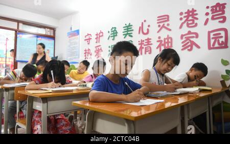 (200922) -- NANNING, 22. September 2020 (Xinhua) -- Kinder genießen Sommerferien an einem Standort zur Armutsbekämpfung im Bezirk Rongan, südchinesische Autonome Region Guangxi Zhuang, 20. August 2020. In den letzten fünf Jahren hat die Autonome Region Guangxi Zhuang eine Reihe von Projekten zur Armutsbekämpfung durchgeführt, wie den Bau von Verkehrsinfrastruktur in armen Gebieten zu beschleunigen, ein Trinkwasserprojekt durchzuführen, mehr als 710,000 verarmte Menschen aus unwirtlichen Gebieten zu verlagern und die Qualität der Bildung zu verbessern. (Xinhua/Zhang Ailin) Stockfoto