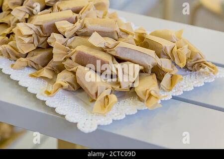 Nahaufnahme von handgefertigten Toffees in Bastelpapier verpackt. Stockfoto