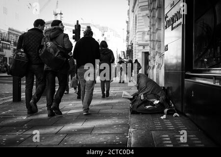 Obdachlose Person auf der Straße von London, Vereinigtes Königreich Stockfoto