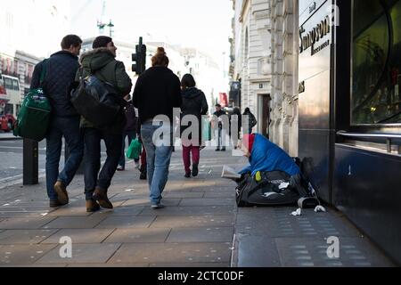 Obdachlose Person auf der Straße von London, Vereinigtes Königreich Stockfoto