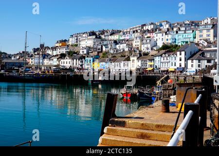 Brixham, Devon, Großbritannien. September 14, 2020. Wunderschöne, mehrstufige Architektur, die sich im Hafen von Brixham in Devon, Großbritannien widerspiegelt. Stockfoto