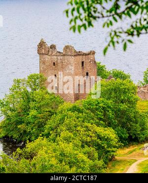 Die malerischen Ruinen von Urquhart Castle Caistole na Sròine, berühmt für Sichtungen von Nessie, Loch Ness, Inverness, Schottland Stockfoto