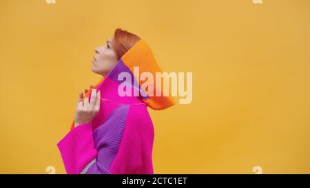 Modische mittleren Alters rote Haare Frau mit bunten Hoodie isoliert auf gelbem Hintergrund. Hochwertige Fotos Stockfoto
