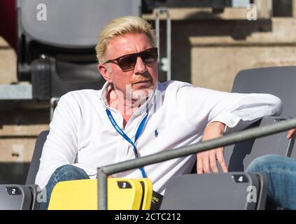 Hamburg, Deutschland. September 2020. Tennis ATP Tour - German Open, Einzel, Herren, 1. Runde im Stadion Rothenbaum. Kohlschreiber (Deutschland) - Fognini (Italien). Boris Becker, ehemaliger Tennisspieler, folgt dem Spiel. Quelle: Daniel Bockwoldt/dpa/Alamy Live News Stockfoto