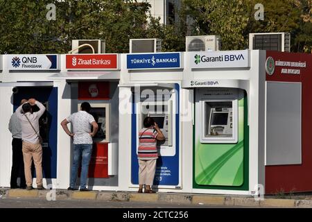 Ankara, Türkei. September 2020. Die Menschen nutzen Geldautomaten (Automated Teller Machines, Geldautomaten) außerhalb eines Einkaufszentrums. Die türkische Lira erreicht am 22. September ein neues Rekordtief gegenüber dem US-Dollar. Kredit: Altan Gocher/ZUMA Wire/Alamy Live Nachrichten Stockfoto