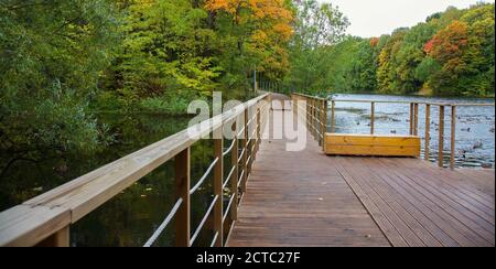 Brücke und Spaziergang Holzweg über den See auf einem Herbstmorgen Stockfoto