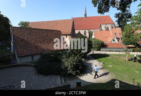 22. September 2020, Mecklenburg-Vorpommern, Rostock: Das Kloster des Heiligen Kreuzes mit der Klosterkirche (M). Die Feierlichkeiten zur Gründung des Klosters vor 750 Jahren begannen mit einem Umzug vom Rathaus ins Kloster. Das Kloster gilt als der älteste erhaltene Gebäudekomplex in Rostock und ist eines der wichtigsten Baudenkmäler der Stadt. Foto: Bernd Wüstneck/dpa-Zentralbild/dpa Stockfoto