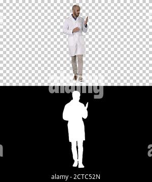 Arzt mittleren Alters Mann trägt medizinische Uniform präsentieren und poi Stockfoto