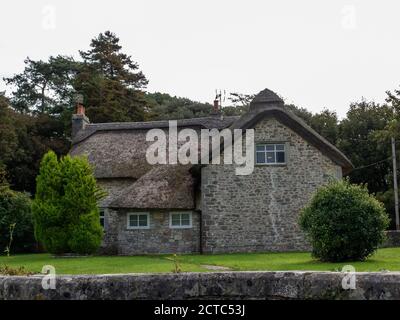 Traditionelles Reetdachhaus in Merthyr Mawr, Bridgend Wales, Großbritannien Stockfoto