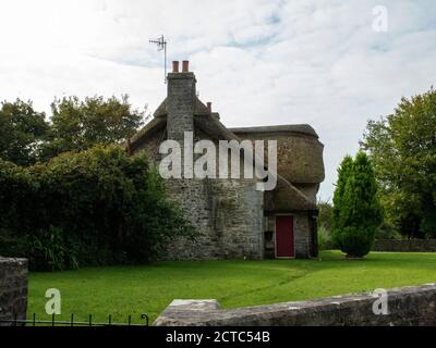 Traditionelles Reetdachhaus in Merthyr Mawr, Bridgend Wales, Großbritannien Stockfoto