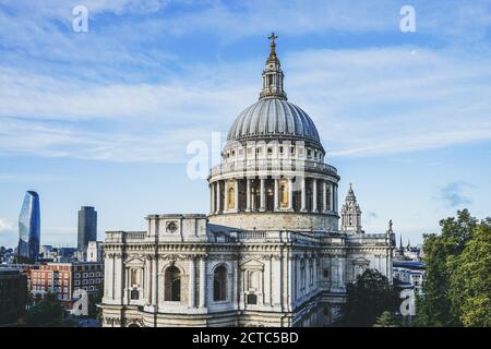 Top of Saint Paul Cathedral von One New Change Mall in City of London, England aus gesehen Stockfoto