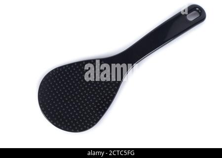 Hitzebeständiger Löffelrührer aus Kunststoff für Multikocher. Schwarzer Löffel isoliert auf weißem Hintergrund. Stockfoto