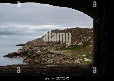 Gimble Point gesehen, obwohl ein Schlupfloch in Cromwell's Castle, Tresco, Isles of Scilly Stockfoto