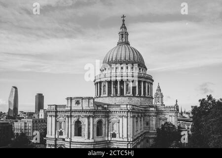 Schwarz-Weiß-Foto von der Spitze der Saint Paul Cathedral in City of London, England Stockfoto