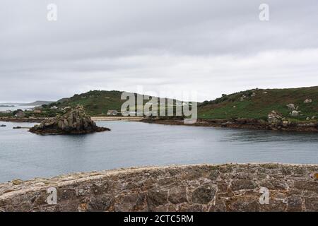 Hangman Island und Bryher von Cromwell's Castle auf Tresco, Isles of Scilly aus gesehen Stockfoto