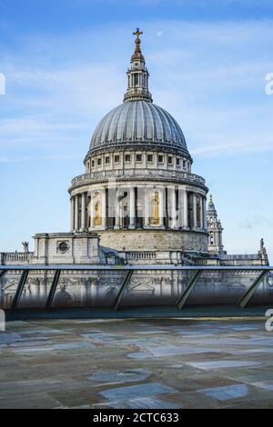 Kuppel der Saint Paul Cathedral von einer New Change Mall in City of London, England aus gesehen Stockfoto