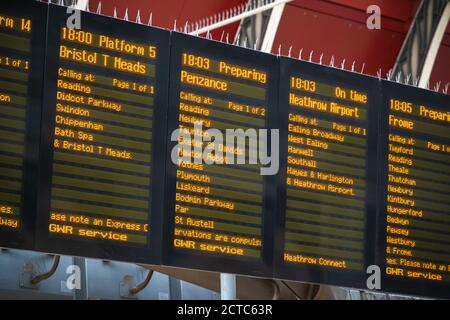 Abfahrtstafeln, Zugfahrplan am Bahnhof London Paddington Stockfoto