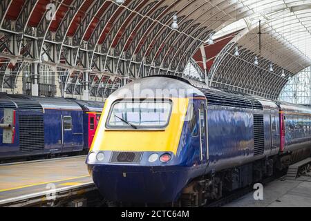 Züge auf Bahnsteigen des Londoner Bahnhofs Paddington Stockfoto