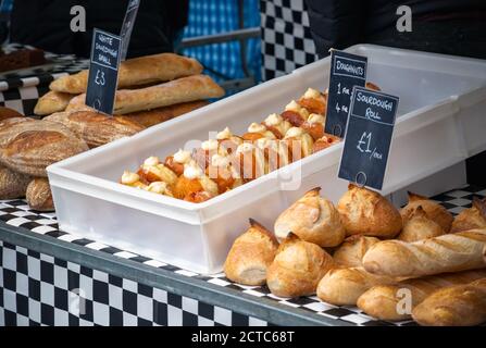 Frische Donuts und Sauerteigbrote im King's Cross Lebensmittelmarkt im Freien Stockfoto