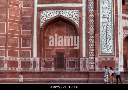 Agra, Uttar Pradesh, Indien - März 2019: Die komplizierten Details der Außenfassade des Taj Mahal in der Stadt Agra. Stockfoto