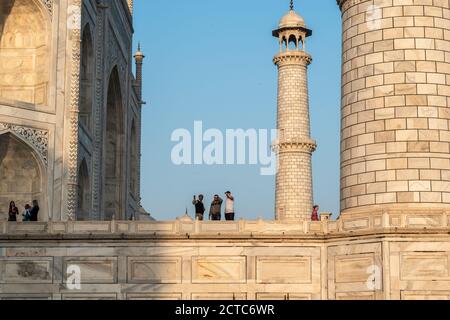 Agra, Uttar Pradesh, Indien - März 2019: Touristen am alten Mughal Mausoleum des Taj Mahal. Stockfoto